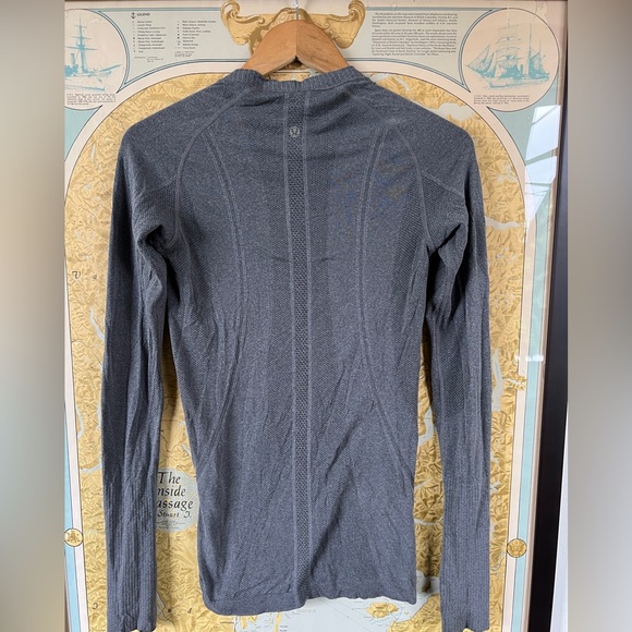 Sliver grey Lulu lemon sport top with finger sleeves - Picture 2 of 3